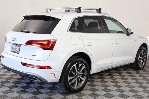 Glacier White Metallic 2023 Audi Q5 45 S line Premium