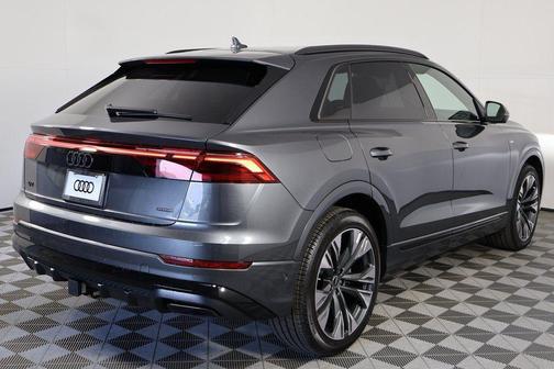 Daytona Gray Pearl Effect 2026 Audi Q8 55 Premium Plus