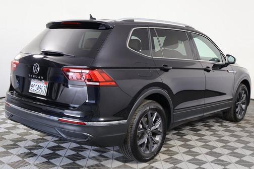 Deep Black 2022 Volkswagen Tiguan 2.0T SE