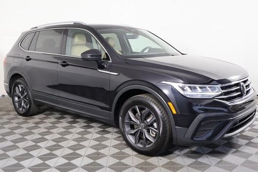 Deep Black 2022 Volkswagen Tiguan 2.0T SE