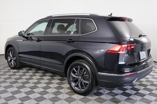Deep Black 2022 Volkswagen Tiguan 2.0T SE