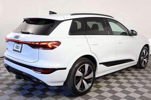 Glacier White Metallic 2025 Audi SQ6 e-tron Premium Plus quattro