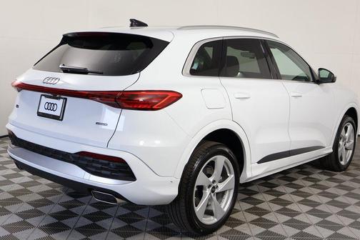 Glacier White Metallic 2026 Audi Q5 Premium Plus TFSI quattro S tronic