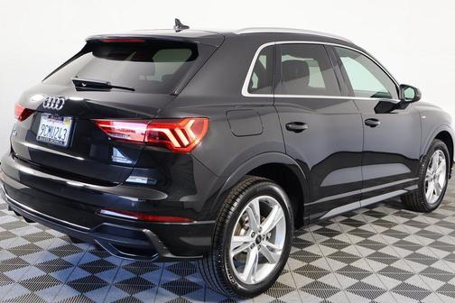 Mythos Black Metallic 2022 Audi Q3 45 S line Premium