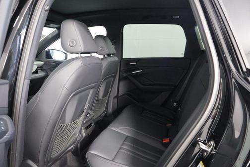 Mythos Black Metallic 2027 Audi Q6 e-tron Premium Plus