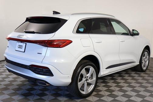 Glacier White Metallic 2026 Audi Q5 Premium Plus TFSI quattro S tronic