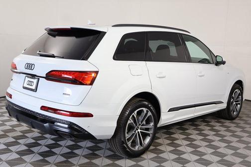 Glacier White Metallic 2026 Audi Q7 55 Premium