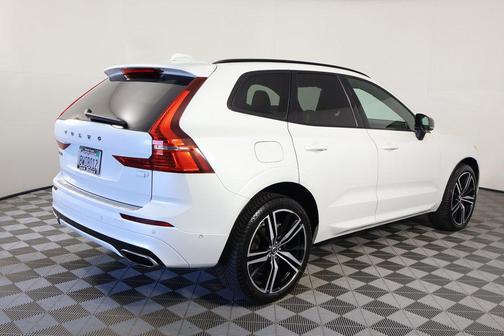 Crystal White Metallic 2021 Volvo XC60 Recharge Plug-In Hybrid T8 R-Design