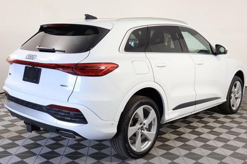 Glacier White Metallic 2026 Audi Q5 Premium Plus TFSI quattro S tronic
