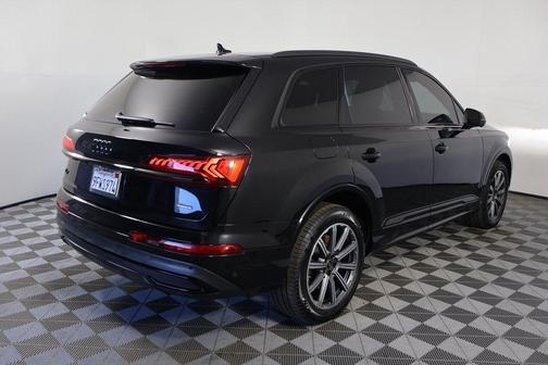 2023 Audi Q7 45 Premium Plus