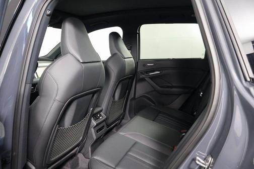 Magnet Gray 2027 Audi Q6 e-tron Premium Plus quattro