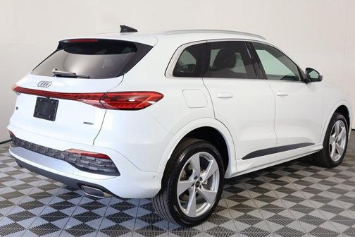 Glacier White Metallic 2026 Audi Q5 Premium Plus TFSI quattro S tronic
