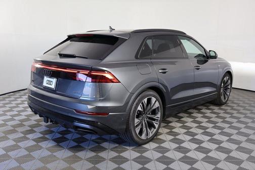 Daytona Gray Pearl Effect 2026 Audi Q8 55 Premium Plus