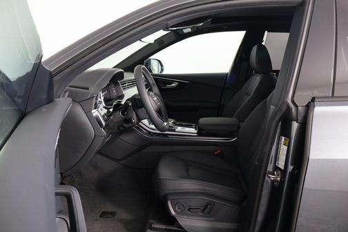 Daytona Gray Pearl Effect 2026 Audi Q8 55 Premium Plus