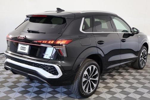 Mythos Black Metallic 2026 Audi Q3 TFSI quattro S tronic
