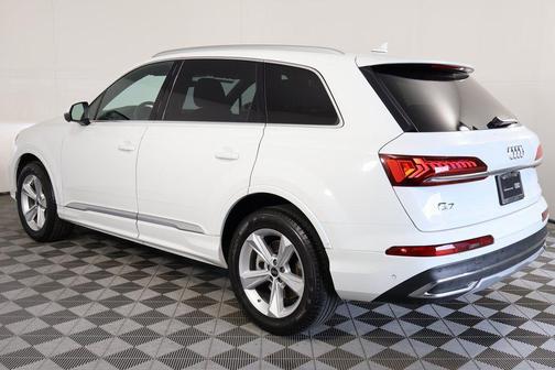 2023 Audi Q7 45 Premium Plus