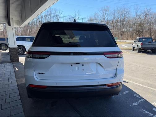 Bright White Clearcoat 2026 Jeep Grand Cherokee Laredo