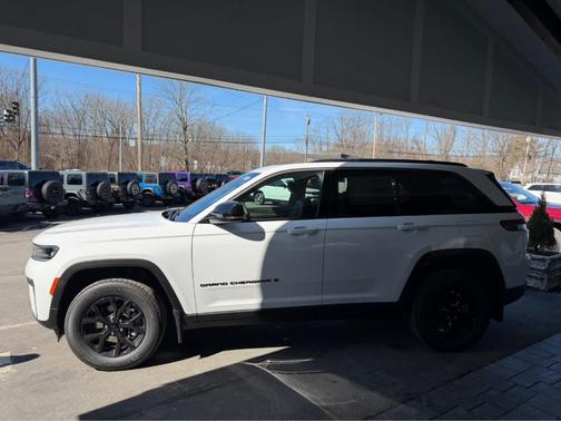 Bright White Clearcoat 2026 Jeep Grand Cherokee Laredo