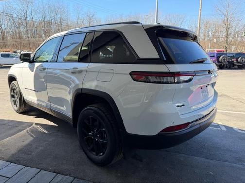 Bright White Clearcoat 2026 Jeep Grand Cherokee Laredo