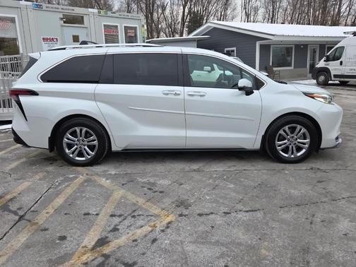 2022 Toyota Sienna Platinum 7 Passenger