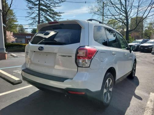 Crystal White Pearl 2018 Subaru Forester 2.5i Premium