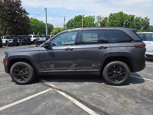 2025 Jeep Grand Cherokee Laredo