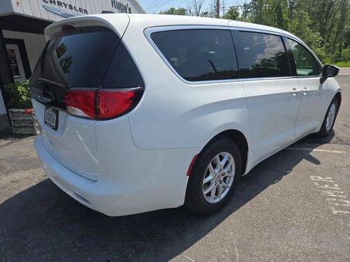 2023 Chrysler Voyager LX