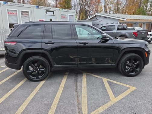 2025 Jeep Grand Cherokee Laredo