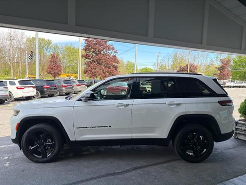 Bright White Clearcoat 2023 Jeep Grand Cherokee Altitude