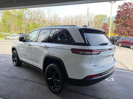 Bright White Clearcoat 2023 Jeep Grand Cherokee Altitude