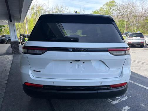 Bright White Clearcoat 2023 Jeep Grand Cherokee Altitude