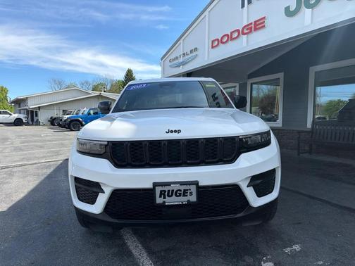 Bright White Clearcoat 2023 Jeep Grand Cherokee Altitude