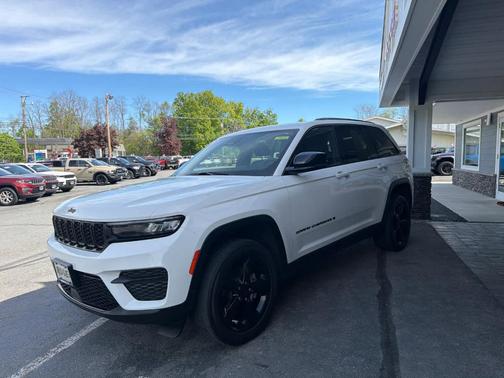 Bright White Clearcoat 2023 Jeep Grand Cherokee Altitude
