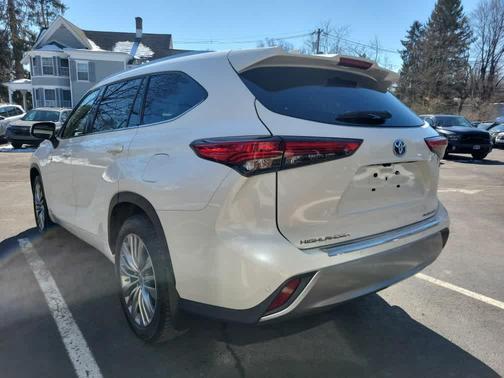 2021 Toyota Highlander Hybrid Platinum