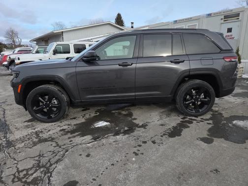 2025 Jeep Grand Cherokee Laredo