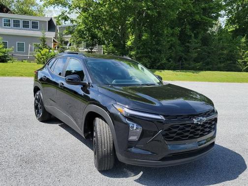Mosaic Black Metallic 2026 Chevrolet Trax LT