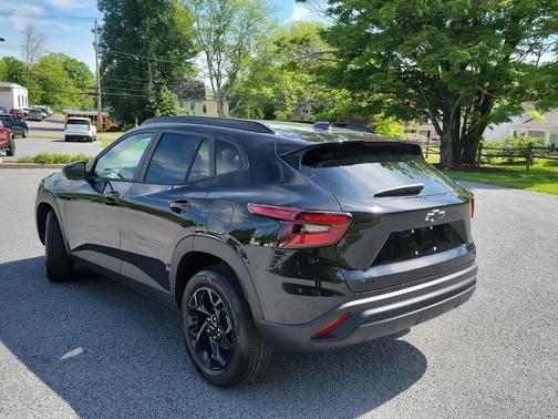 Mosaic Black Metallic 2026 Chevrolet Trax LT