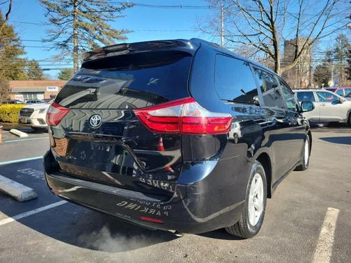2019 Toyota Sienna LE