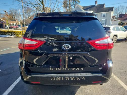2019 Toyota Sienna LE