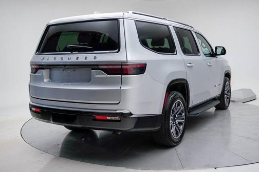 2023 Jeep Wagoneer Base