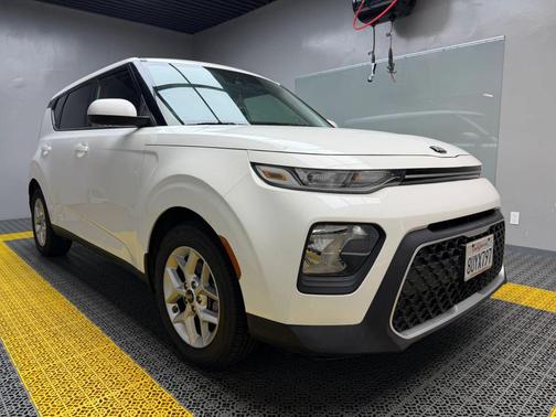 White 2021 Kia Soul S Wagon 4D