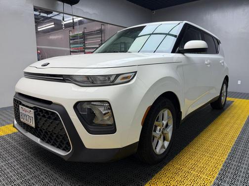 White 2021 Kia Soul S Wagon 4D