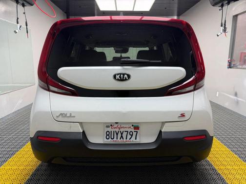 White 2021 Kia Soul S Wagon 4D