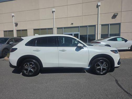 White 2023 Honda HR-V EX-L