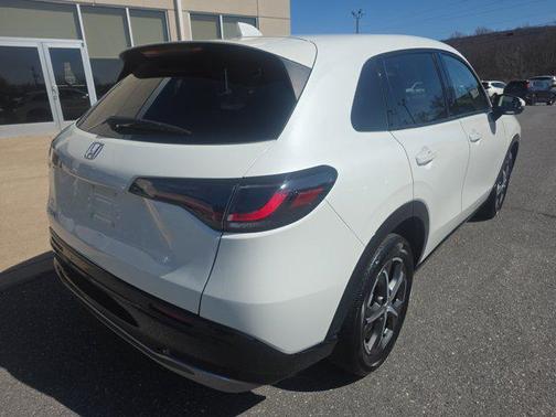 White 2023 Honda HR-V EX-L