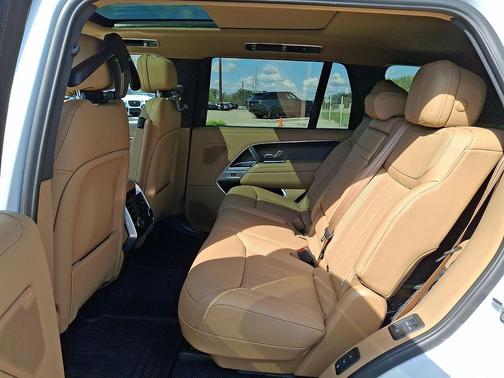 Fuji White 2026 Land Rover Range Rover P400 SE 7 Seat