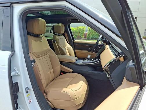 Fuji White 2026 Land Rover Range Rover Sport SE