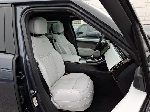 2026 Land Rover Range Rover Sport SE