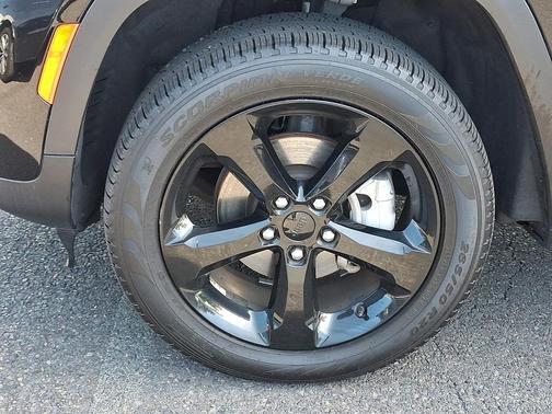 Diamond Black Crystal Pearlcoat 2024 Jeep Grand Cherokee Limited