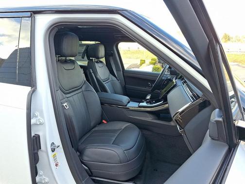 2026 Land Rover Range Rover Sport SE